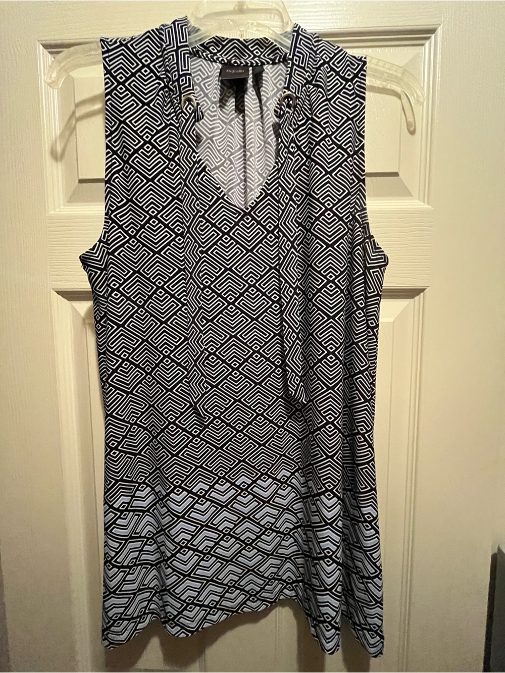 Rafaella Women's M Black White Geometric Knit V-Neck Sleeveless Stretch Tank